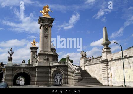 Pont Alexandre III, Paris, Frankreich. Die Alexander-Brücke wurde zwischen 1896 und 1900 im Jugendstil erbaut. Stockfoto