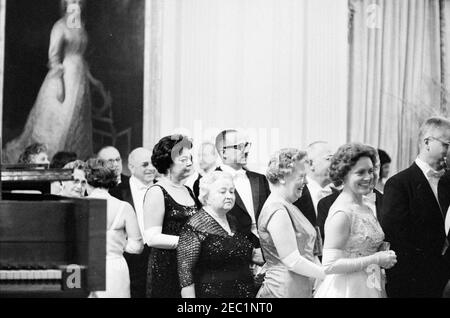 Abendessen zu Ehren von Vizepräsident Lyndon B. Johnson (LBJ), Sprecher des Hauses John W. McCormack, u0026 Chief Justice Earl Warren, 8:00pm Uhr. Richter William H. Hastie (Mitte, mit Brille) und seine Frau Beryl Hastie stehen mit anderen Gästen in der Empfangslinie bei einem Abendessen zu Ehren von Vizepräsident Johnson, Sprecher des Repräsentantenhauses John W. McCormack und Oberste Gerichtshof Earl Warren. East Room, White House, Washington, D.C. Stockfoto