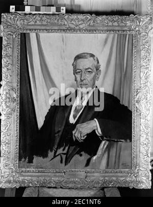 Gemälde des Weißen Hauses: Revere Beach von Maurice Prendergast (1896); Brig. General John Hartwell Cocke von Edward Troye (1859); Woodrow Wilson von Sir William Orpen (1919); George Washington von Rembrandt Peale (1823); Storm Clouds von Albert Bierstadt (1880); Abigail Adams von Ralph Earle (1785). Porträt von Woodrow Wilson, gemalt von Sir William Orpen. White House, Washington D.C. Stockfoto