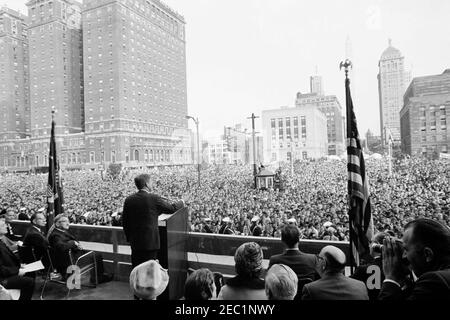 Wahlkampfreise im Kongress: Buffalo, New York, Kundgebung. Präsident John F. Kennedy (am Rednerpult) hält während der Feierlichkeiten zum General Pulaski Memorial Day in Buffalo, New York, Bemerkungen; Präsident Kennedy reiste im Rahmen einer Wahlkampfreise des Kongresses nach Buffalo. Auf der Bühne sitzend: Repräsentant Thaddeus J. Dulski (New York); Präsident der zentralpolnischen Organisationen, Henry Osinski. Stockfoto