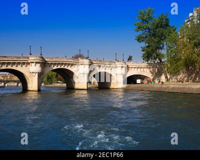 Pont Neuf über die seine, Paris. Die "neue Brücke" ist die älteste stehende Brücke an der seine in Paris. Es wurde 1607 fertiggestellt. Stockfoto