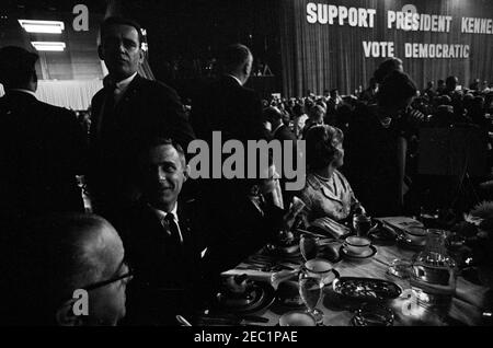 Wahlkampfreise im Kongress: Chicago, Illinois, Ankunft, Autokolonne, Adresse zum Cook County Democratic Dinner, Adresse im Eyrie Crown Theatre. Gäste besuchen ein Cook County Democratic Dinner im McCormick Place in Chicago, Illinois; Präsident John F. Kennedy nahm an dem Dinner im Rahmen einer Wahlkampfreise des Kongresses Teil. Der stellvertretende Pressesprecher, Malcolm Kilduff, steht links. Stockfoto