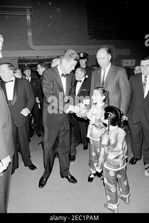 Wahlkampfreise im Kongress: Chicago, Illinois, Ankunft, Autokolonne, Adresse zum Cook County Democratic Dinner, Adresse im Eyrie Crown Theatre. Präsident John F. Kennedy unterzeichnet ein Autogramm für ein junges Mädchen außerhalb des McCormick Place in Chicago, Illinois, bevor er während einer Wahlkampfreise im Kongress an einem demokratischen Abendessen im Cook County teilnimmt. Der Bürgermeister von Chicago, Richard J. Daley, steht auf der linken Seite. Stockfoto