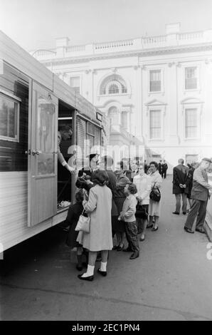 Weißes Haus, neue Besuchersicherheitsmaßnahmen in Kraft gesetzt. Die Besucher holen ihre aufgegebenenen Kamerataschen und Pakete von einem Anhänger ab, der vor dem Eingang des Ostflügels des Weißen Hauses aufgestellt wurde, als Teil der neuen Sicherheitsvorkehrungen, die als Reaktion auf die Krise in Kuba eingeführt wurden. Washington, D.C. Stockfoto