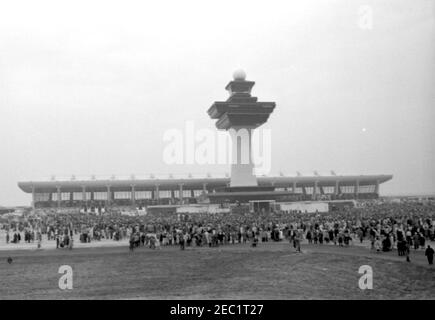 Dedication Ceremonies, Dulles International Airport, 11:12am Uhr. Besucher kommen zur Einweihungszeremonie des internationalen Flughafens Dulles zusammen, benannt nach dem verstorbenen Staatssekretär John Foster Dulles. Chantilly, Virginia. Stockfoto