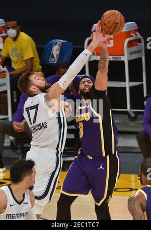 Los Angeles, Usa. Februar 2021, 13th. Das Zentrum von Memphis Grizzlies Jonas Valanciunas blockiert die Aufnahme von Anthony Davis, dem Machthaber von Los Angeles Lakers, in der zweiten Hälfte des Staples Center in Los Angeles am Freitag, den 12. Februar 2021. Die Lakers besiegten die Grizzlies 115-105. Foto von Jim Ruymen/UPI Kredit: UPI/Alamy Live Nachrichten Stockfoto