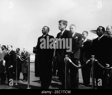 Zeremonie zur Ankunft von Sylvanus Olympio, Präsident von Togo, 11:00am Uhr. Ankunftfeier für den Präsidenten von Togo, Sylvanus Olympio. Auf der Überprüfungsplattform (L-R): Präsident Olympio; Präsident John F. Kennedy; Unterstaatssekretär George Ball; US-Botschafter in Togo, Leon B. Poullada; togolesischer Botschafter in den Vereinigten Staaten, Dr. Andru00e9 Akakpo; US-Protokollchef Angier Biddle Duke. Links von der Plattform, in der ersten Reihe: Minister für Finanzen und Wirtschaft von Togo, Dr. Hospice Coco; Botschafter von Nicaragua und Dekan des Diplomatischen Korps, Dr. Guillermo Sevilla-Sacasa. Milit Stockfoto