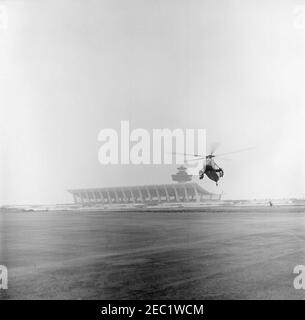 Dedication Ceremonies, Dulles International Airport, 11:12am Uhr. Blick auf einen Hubschrauber der United States Army am Dulles International Airport in Chantilly, Virginia; Präsident John F. Kennedy reiste nach Chantilly, um an den Einweihungszeremonien für den Flughafen teilzunehmen, der nach dem verstorbenen Außenminister John Foster Dulles benannt wurde. Stockfoto