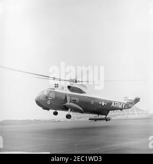 Dedication Ceremonies, Dulles International Airport, 11:12am Uhr. Blick auf einen Hubschrauber der United States Army am Dulles International Airport in Chantilly, Virginia; Präsident John F. Kennedy reiste nach Chantilly, um an den Einweihungszeremonien für den Flughafen teilzunehmen, der nach dem verstorbenen Außenminister John Foster Dulles benannt wurde. Stockfoto