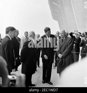 Dedication Ceremonies, Dulles International Airport, 11:12am Uhr. Präsident John F. Kennedy und der ehemalige Präsident, General Dwight D. Eisenhower, nehmen an der Einweihungszeremonie für den internationalen Flughafen Dulles Teil, benannt nach dem verstorbenen Außenminister John Foster Dulles. Von links nach rechts (im Vordergrund): Administrator der Federal Aviation Agency (FAA), Najeeb Halaby; Staatssekretär, Dean Rusk; Gouverneur von Virginia, Albertis S. Harrison, Jr.; Präsident Kennedy; General Eisenhower. Ebenfalls abgebildet: Protokolloffizier des Außenministeriums, Richard J. Gookin; Geheimagent des Weißen Hauses, Arthur Stockfoto