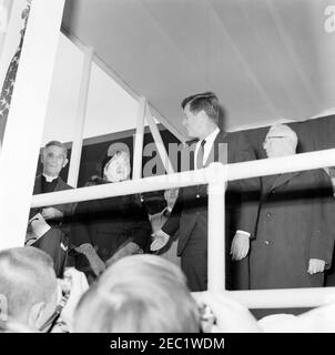 Dedication Ceremonies, Dulles International Airport, 11:12am Uhr. Präsident John F. Kennedy nimmt an der Einweihungszeremonie für den internationalen Flughafen Dulles Teil, benannt nach dem verstorbenen Außenminister John Foster Dulles. Von links nach rechts: Kaplan des Senats der Vereinigten Staaten, Reverend Frederick Brown Harris; Janet Avery Dulles (Witwe des ehemaligen Sekretärs Dulles); nicht identifiziert (hinten); Präsident Kennedy; Oberrichter des Obersten Gerichtshofs, Earl Warren. Chantilly, Virginia. Stockfoto