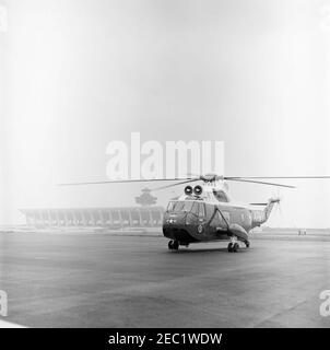 Dedication Ceremonies, Dulles International Airport, 11:12am Uhr. Blick auf einen Hubschrauber der United States Army am Dulles International Airport in Chantilly, Virginia; Präsident John F. Kennedy reiste nach Chantilly, um an den Einweihungszeremonien für den Flughafen teilzunehmen, der nach dem verstorbenen Außenminister John Foster Dulles benannt wurde. Stockfoto