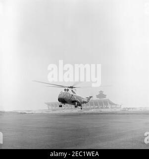 Dedication Ceremonies, Dulles International Airport, 11:12am Uhr. Ansicht eines Hubschraubers der United States Marines am Dulles International Airport in Chantilly, Virginia; Präsident John F. Kennedy reiste nach Chantilly, um an den Einweihungszeremonien für den Flughafen teilzunehmen, der nach dem verstorbenen Außenminister John Foster Dulles benannt wurde. Stockfoto