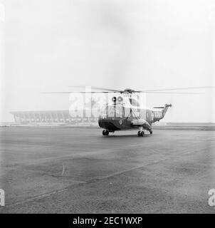 Dedication Ceremonies, Dulles International Airport, 11:12am Uhr. Blick auf einen Hubschrauber der United States Army am Dulles International Airport in Chantilly, Virginia; Präsident John F. Kennedy reiste nach Chantilly, um an den Einweihungszeremonien für den Flughafen teilzunehmen, der nach dem verstorbenen Außenminister John Foster Dulles benannt wurde. Stockfoto