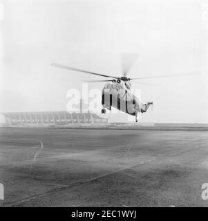 Dedication Ceremonies, Dulles International Airport, 11:12am Uhr. Blick auf einen Hubschrauber der United States Army am Dulles International Airport in Chantilly, Virginia; Präsident John F. Kennedy reiste nach Chantilly, um an den Einweihungszeremonien für den Flughafen teilzunehmen, der nach dem verstorbenen Außenminister John Foster Dulles benannt wurde. [Flecken auf dem Bild sind dem Negativen Original.] Stockfoto