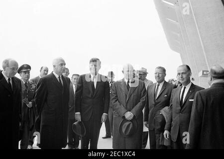 Dedication Ceremonies, Dulles International Airport, 11:12am Uhr. Präsident John F. Kennedy und der ehemalige Präsident, General Dwight D. Eisenhower, nehmen an der Einweihungszeremonie für den internationalen Flughafen Dulles Teil, benannt nach dem verstorbenen Außenminister John Foster Dulles. Von links nach rechts (im Vordergrund): Staatssekretär, Dean Rusk; Air Force Aide to the President, Brigadier General Godfrey T. McHugh; Gouverneur von Virginia, Albertis S. Harrison, Jr.; Präsident Kennedy (Holding hat); General Eisenhower; ehemaliger Administrator der Federal Aviation Agency (FAA), General Elwood R. u201cPeteu201d Quesad Stockfoto