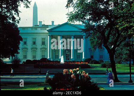 White House Zimmer: Oval Office, Cross Hall, East Room, China Room, Vermeil Room, Monroe (Vertrag) Zimmer, Red Room, State Dining Room, Bibliothek. Die Nordfront des Weißen Hauses, von der Pennsylvania Avenue aus gesehen. Im Hintergrund ist das Washington Monument zu sehen. [Anmerkungen: Dies ist eine negative Kopie, die entweder vom Weißen Haus in Verbindung mit der Veröffentlichung des White House Historical Associationu0027s 1962 von u0022The White House: An Historic Guide, u0022 von Mitarbeitern der National Geographic Society erstellt oder dem Weißen Haus zur Verfügung gestellt wurde.] Stockfoto