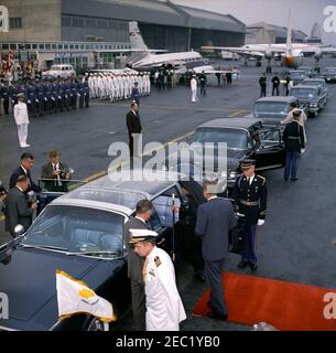 Zeremonie zur Ankunft von Erzbischof Makarios III., Präsident von Zypern, 11:00am Uhr. Präsident John F. Kennedy und der Präsident der Republik Zypern, Erzbischof Makarios III (Einsteigen in das Auto), bereiten Washington National Airport in der Präsidenten-Limousine (Lincoln-Mercury Continental Cabrio mit Blase-Top), nach Ankunft Zeremonien zu Ehren von Erzbischof Makarios III verlassen. Ebenfalls abgebildet: Naval Aide to President Kennedy, Captain Tazewell T. Shepard, Jr.; White House Secret Service Agents, Gerald A. u201cJerryu201d Behn und Bill Greer. Militärflugplatz (MATS) Stockfoto