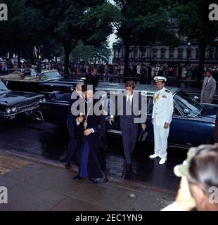 Zeremonie zur Ankunft von Erzbischof Makarios III., Präsident von Zypern, 11:00am Uhr. Präsident John F. Kennedy (Mitte rechts, mit Hut) und Präsident der Republik Zypern, Erzbischof Makarios III, verlassen die Präsidentenlimousine (Lincoln-Mercury Continental Cabriolet mit Bubble-Top), bei ihrer Ankunft im Blair House. Ebenfalls im Bild: U.S. Deputy Chief of Protocol, William J. Tonesk; Naval Aide to President Kennedy, Captain Tazewell T. Shepard, Jr.; White House Secret Service Agents, Bill Payne und Win Lawson. Washington, D.C. Stockfoto