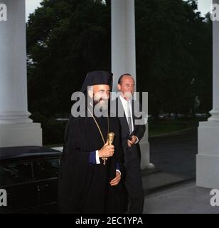 Mittagessen zu Ehren von Erzbischof Makarios III., Präsident von Zypern, 1:00pm Uhr. Der Präsident der Republik Zypern, Erzbischof Makarios III., kommt im Weißen Haus an, um ihm zu Ehren ein Mittagessen zu besuchen. US-Chef des Protokolls, Angier Biddle Duke, geht hinter. North Portico, White House, Washington, D.C. Stockfoto