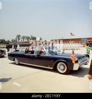 Ankunft Zeremonien für Muhammad Ayub Khan, Präsident Pakistans, 12:00pm Uhr. Ankunft Zeremonien Autokolonne für Präsident Mohammad Ayub Khan von Pakistan. Im Auto (Lincoln Continental mit Luftblase oben): Secret Service Agent Gerald u201cJerryu201d Behn (Vordersitz, links); Militärhilfe an den Präsidenten General Chester V. Clifton (Vordersitz, Mitte; meist versteckt); Secret Service Agent William Greer (Fahren); Präsident Mohammad Ayub Khan (Rücksitz, links); Präsident John F. Kennedy. United States Air Force und Navy Honor Guards im Hintergrund. Andrews Air Force Base, Maryland. Stockfoto