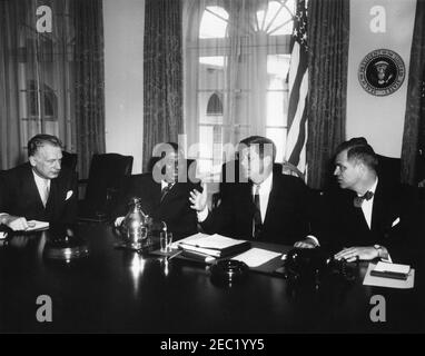 Treffen mit Sylvanus Olympio, Präsident von Togo, 2:53pm Uhr. Präsident John F. Kennedy trifft den Präsidenten von Togo, Sylvanus Olympio. Von links nach rechts: Unterstaatssekretär George Ball; Präsident Olympio; Präsident Kennedy; Stellvertretender Staatssekretär für afrikanische Angelegenheiten, G. Mennen u201cSoapyu201d Williams. Cabinet Room, White House, Washington, D.C. Stockfoto
