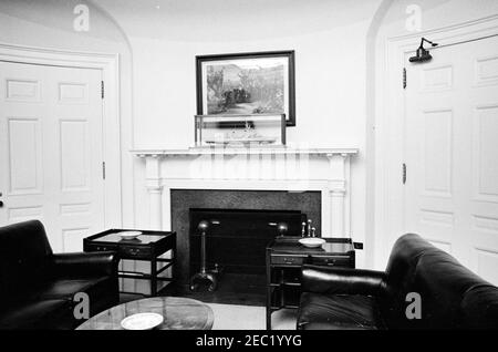 Kaminsims und Kamin im Fischzimmer. Blick auf den Kaminsims und den Kamin im Fischzimmer des Weißen Hauses, Washington, D.C., AUF dem Kaminsims SITZT EIN Schiffsmodell der USS Joseph P. Kennedy, Jr. Stockfoto