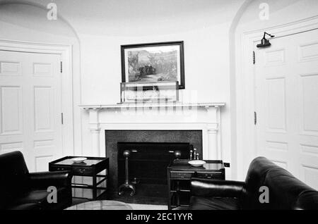 Kaminsims und Kamin im Fischzimmer. Blick auf den Kaminsims und den Kamin im Fischzimmer des Weißen Hauses, Washington, D.C., AUF dem Kaminsims SITZT EIN Schiffsmodell der USS Joseph P. Kennedy, Jr. Stockfoto