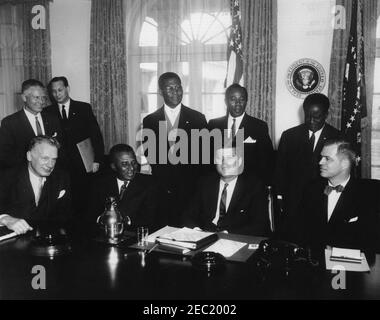 Treffen mit Sylvanus Olympio, Präsident von Togo, 2:53pm Uhr. Präsident John F. Kennedy trifft sich mit dem Präsidenten von Togo, Sylvanus Olympio, und anderen im Kabinettsaal. Sitzen (L-R): Unterstaatssekretär, George Ball; Präsident Olympio; Präsident Kennedy; Assistant Secretary of State for African Affairs, G. Mennen u201cSoapyu201d Williams. Standing (L-R): US-Botschafter in Togo, Leon B. Poullada; US-Außenministerium Dolmetscher, Sam Maggio; Minister für Finanzen und Wirtschaft von Togo, Dr. Hospice Coco; togolesischen Botschafter in den Vereinigten Staaten, Dr. Andru00e9 Akakpo; Minister für auswärtige Angelegenheiten Stockfoto