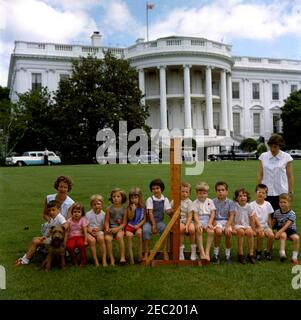 Schüler des Weißen Hauses auf dem South Lawn. Schüler und Lehrer der Schule des Weißen Hauses posieren auf dem South Lawn. Caroline Kennedy sitzt auf der Wippe (fünfte von links), alle anderen sind nicht identifiziert. Der Hund der Kennedy-Familie, Charlie, sitzt auf der linken Seite. White House, Washington, D.C. Stockfoto