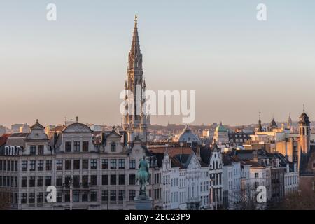 Stadtbild von Brüssel und Rathausturm, Panorama von Monts des Arts in schönen frühen Abend, Belgien Stockfoto