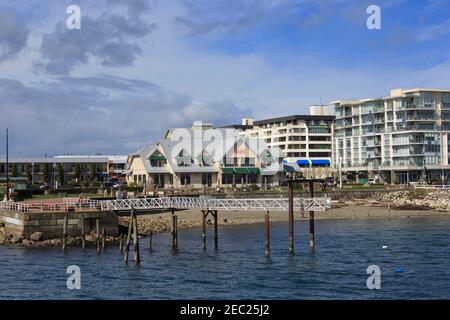 Sidney Harbour, Vancouver Island, British Columbia. Ein Gasthof und ein modernes Appartementgebäude am Ufer des malerischen Dorfes. Stockfoto