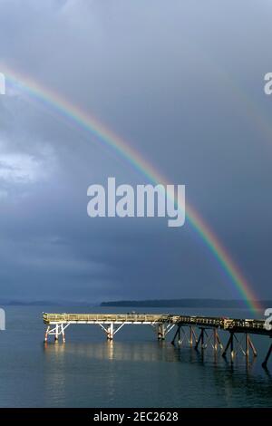 Sidney, British Columbia am Wasser. Ein Regenbogen über dem Fishing Pier im Frühjahr. Stockfoto