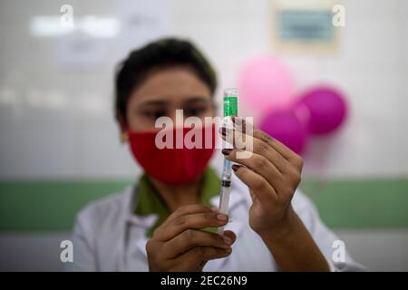 Eine Krankenschwester bereitet einen COVID-19-Impfstoff vor, der in einem Krankenhaus in Dhaka, Bangladesch, aufgenommen wurde. Stockfoto