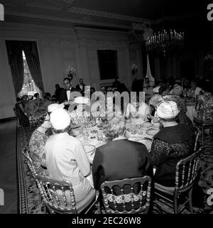 First Lady Jacqueline Kennedyu0027s (JBK) Mittagessen für Senatorsu0027 Ehefrauen. Die Gäste besuchen ein Mittagessen für senatorsu2019 Frauen, gegeben von First Lady Jacqueline Kennedy im State Dining Room des Weißen Hauses, Washington, D.C..im Hintergrund: Frances Marion Grant Bennett (Frau von Senator Wallace Bennett aus Utah); Grace Murphy Dodd (Frau von Senator Thomas Dodd aus Connecticut). Stockfoto