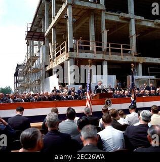 Grundsteinlegung, Bürogebäude Rayburn House, 10:28am Uhr. Präsident John F. Kennedy hält Bemerkungen bei der Grundsteinlegung für das Bürogebäude des Rayburn House, das dem verstorbenen Präsidenten des Repräsentantenhauses, Sam Rayburn, gewidmet ist. Zu den Sitzplätzen gehören: Repräsentant Leslie C. Arends (Illinois); Repräsentant Clarence Cannon (Missouri); Repräsentant Carl Albert (Oklahoma); Oberrichter des Obersten Gerichtshofs, Earl Warren; Repräsentant E. C. u0022Tooku0022 Gathings (Arkansas); Repräsentant Thomas E. Morgan (Pennsylvania); Repräsentant James W. Stockfoto