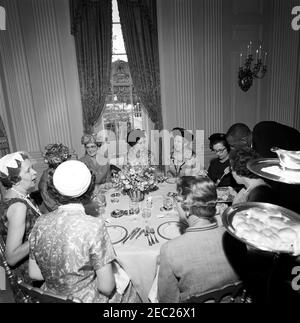 First Lady Jacqueline Kennedyu0027s (JBK) Mittagessen für Senatorsu0027 Ehefrauen. Die Gäste besuchen ein Mittagessen für senatorsu2019 Frauen, das von First Lady Jacqueline Kennedy im State Dining Room des Weißen Hauses, Washington, D.C. gegeben wird.Marie Thomsen Schoeppel (Ehefrau von Senator Andrew Schoeppel aus Kansas) sitzt oben rechts am Tisch; alle anderen sind nicht identifiziert. Stockfoto