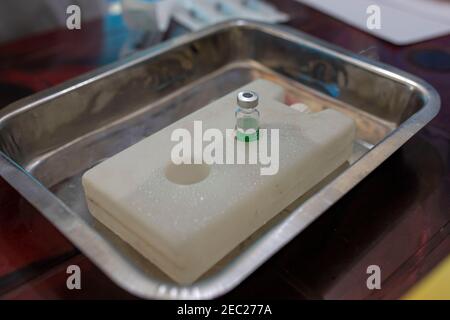 Eine Oxford University AstraZeneca COVID-19 Impfstofflagerung bei niedriger Temperatur nach Öffnen in einem Krankenhaus in Dhaka, Bangladesch. Stockfoto