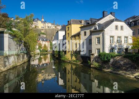 Landschaftlich schöner Blick auf die Innenstadt von Luxemburg und den Fluss Alzette Stockfoto
