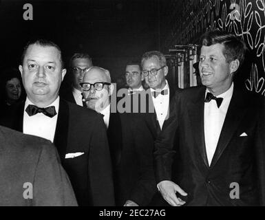 Ansprache bei der Zeremonie zum 50th. Jahrestag des Arbeitsministeriums, 10:26pm Uhr. Präsident John F. Kennedy nimmt an einem Abendessen Teil, das den 50th. Jahrestag des Arbeitsministeriums feiert. Von links nach rechts: Nicht identifizierte Frau (hinten); nicht identifizierter Mann; Geheimagent des Weißen Hauses, Floyd Boring (teilweise versteckt); Präsident der American Federation of Labor and Congress of Industrial Organizations (AFL-CIO), George Meany; Stellvertretender Pressesprecher, Malcolm Kilduff; Arbeitsminister, W. Willard Wirtz; Präsident Kennedy. Sheraton Park Hotel, Washington, D.C. Stockfoto