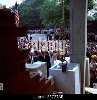 Grundsteinlegung, Bürogebäude Rayburn House, 10:28am Uhr. Präsident John F. Kennedy (links) nimmt an der Grundsteinlegung für das Bürogebäude des Rayburn House Teil, die dem verstorbenen Präsidenten des Repräsentantenhauses, Sam Rayburn, gewidmet ist. Ebenfalls im Bild: Vertreterin Leslie C. Arends (Illinois); Vertreterin Carroll D. Kearns (Pennsylvania); Mitglied der House Office Building Commission, Repräsentant Carl Vinson (Georgia); Repräsentantin E. C. u0022Tooku0022 Gathings (Arkansas); Repräsentantin Clark W. Thompson (Texas); Repräsentantin Winfield K. Denton (Indiana); Rep Stockfoto