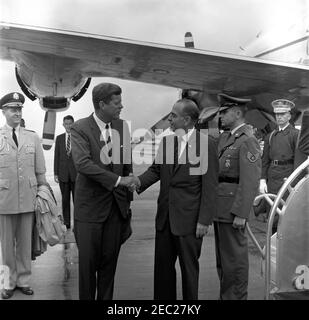 Ankunft von Roberto F. Chiari, Präsident von Panama, 11:00am Uhr. Präsident John F. Kennedy schüttelt die Hände mit Präsident von Panama, Roberto F. Chiari, nach der Ankunft von Präsident Chiariu0027s am Militärflugdienst (MAT) Terminal. Von links nach rechts: Militärhilfe für Präsident Kennedy, General Chester V. Clifton; Sicherheitsbeamte für das Außenministerium, Frank Madden (meist versteckt) und James M. McDermott; Präsident Kennedy; und Präsident Chiari. Alle anderen sind nicht identifiziert. Washington National Airport, Washington, D.C. Stockfoto