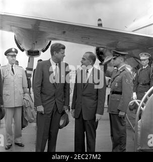 Ankunft von Roberto F. Chiari, Präsident von Panama, 11:00am Uhr. Präsident John F. Kennedy besucht mit Präsident von Panama, Roberto F. Chiari, nach der Ankunft von Präsident Chiariu0027s am Terminal des Militärflugverkehrsdienstes (MAT). Von links nach rechts: Militärhilfe für Präsident Kennedy, General Chester V. Clifton; Sicherheitsbeamte für das Außenministerium, Frank Madden (hinter General Clifton) und James M. McDermott (meist versteckt); Präsident Kennedy (mit Hut); und Präsident Chiari. Alle anderen sind nicht identifiziert. Washington National Airport, Washington D.C. Stockfoto