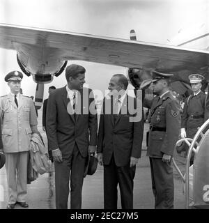 Ankunft von Roberto F. Chiari, Präsident von Panama, 11:00am Uhr. Präsident John F. Kennedy besucht mit Präsident von Panama, Roberto F. Chiari, nach der Ankunft von Präsident Chiariu0027s am Terminal des Militärflugverkehrsdienstes (MAT). Von links nach rechts: Militärhilfe für Präsident Kennedy, Chester V. Clifton; Sicherheitsbeamte für das Außenministerium, Frank Madden und James M. McDermott (beide meist versteckt); Präsident Kennedy (mit Hut); und Präsident Chiari. Alle anderen sind nicht identifiziert. Washington National Airport, Washington, D.C. Stockfoto