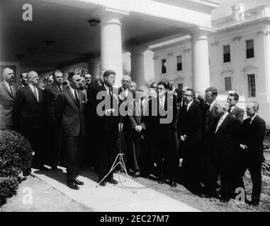 Treffen mit Ärzten zur medizinischen Versorgung von Alten, 12:05pm Uhr. Präsident John F. Kennedy (bei Mikrofonen) spricht bei einem Treffen mit Ärzten zur medizinischen Versorgung für ältere Personen mit der Presse. Der Minister für Gesundheit, Bildung und Wohlfahrt Abraham Ribicoff steht links von Präsident Kennedy. Zu den anwesenden Ärzten gehören: Dr. Robert H. Alway, Dr. George Baehr, Dr. David Barr, Dr. Walter Bauer, Dr. Leona Baumgartner, Dr. E. Michael Bluestone, Dr. Katherine Boucot, Dr. Thomas Brem, Dr. DeWitt T. Burton, Dr. Martin Cherkasky, Dr. Robert E. Cooke, Dr. Edward P. Crump, Dr. Michael E. DeBakey, Dr. James P. Stockfoto