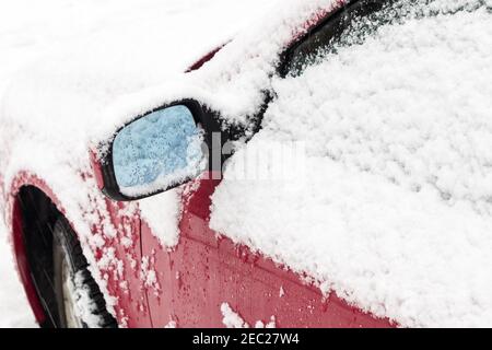 Autospiegel gefüllt mit Schnee im Winter Stockfoto