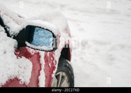 Autospiegel gefüllt mit Schnee im Winter Stockfoto