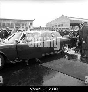 Ankunft von Roberto F. Chiari, Präsident von Panama, 11:00am Uhr. Präsident John F. Kennedy und Präsident von Panama, Roberto F. Chiari (links), sitzen in der Rückseite der Präsidentenlimousine (Lincoln Mercury Continental Cabrio mit Bubble-Top), nach der Ankunft Zeremonie zu Ehren von Präsident Chiari. Ebenfalls im Bild: White House Secret Service Agenten, Floyd Boring, Roy Kellerman und Charlie Kunkel. Ein nicht identifizierter Fotograf steht hinter dem Auto (links). Military Air Transport Service (MATS) Terminal, Washington National Airport, Washington, D.C. [Foto von Harold Sellers] Stockfoto