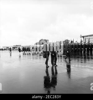 Ankunft von Roberto F. Chiari, Präsident von Panama, 11:00am Uhr. Präsident John F. Kennedy (mit Hut) und Präsident von Panama, Roberto F. Chiari (Mitte), überprüfen Ehrengarde Truppen während der Ankunftszeremonie zu Ehren von Präsident Chiari; Kommandant der Truppen, Oberst Richard M. Lee (rechts), eskortiert sie. Military Air Transport Service (MATS) Terminal, Washington National Airport, Washington, D.C. [Foto von Harold Sellers] Stockfoto