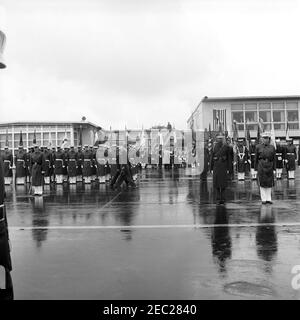 Ankunft von Roberto F. Chiari, Präsident von Panama, 11:00am Uhr. Präsident John F. Kennedy und Präsident von Panama, Roberto F. Chiari (teilweise hinter Präsident Kennedy versteckt), überprüfen Ehrengarde Truppen während der Ankunftszeremonie zu Ehren von Präsident Chiari; Kommandant der Truppen, Oberst Richard M. Lee (meist versteckt), eskortiert sie. Military Air Transport Service (MATS) Terminal, Washington National Airport, Washington, D.C. [Foto von Harold Sellers] Stockfoto